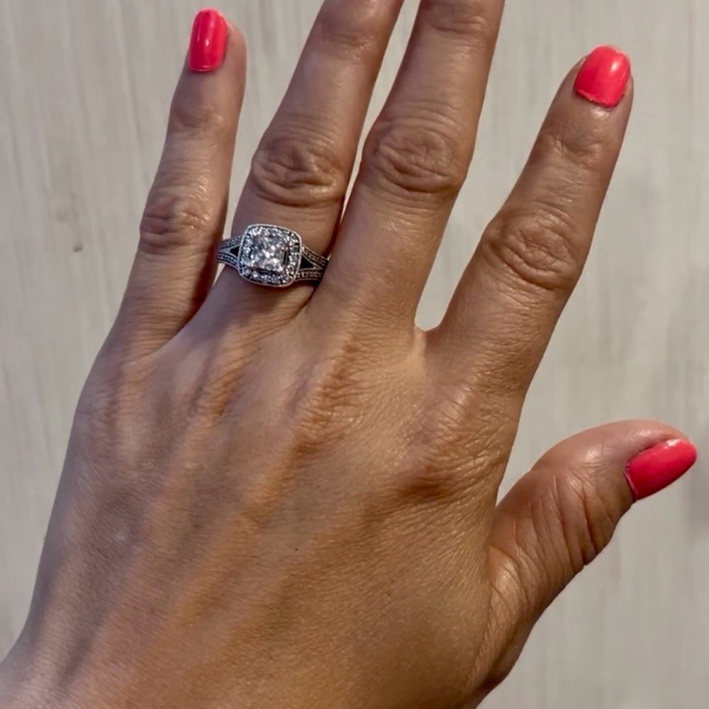 14K white gold Princess Cut With Halo Natural Diamonds
Jared’s